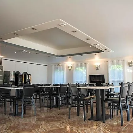 Althea - Piscine Et Sauna Hotell