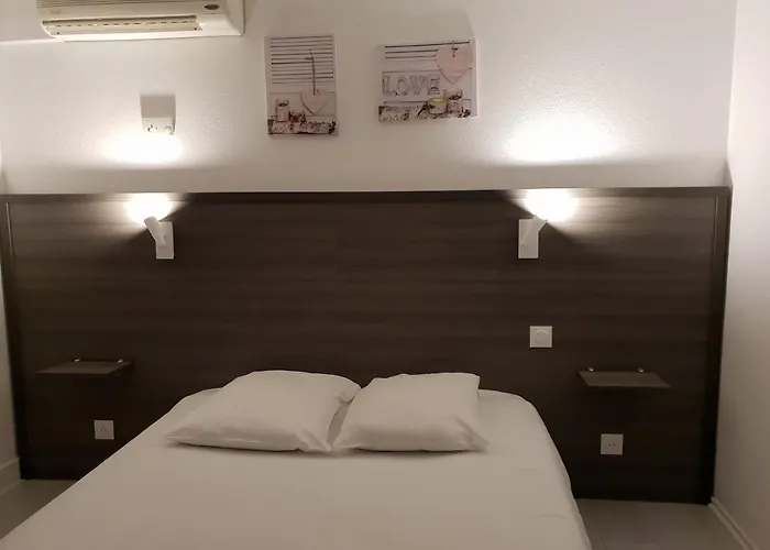 Althea - Piscine Et Sauna 호텔 2*
